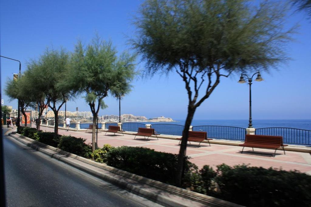 Spacious Apartment Steps To The Promenade Sliema Bagian luar foto
