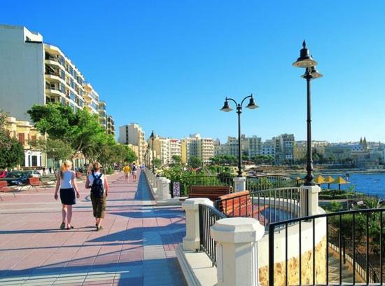 Spacious Apartment Steps To The Promenade Sliema Bagian luar foto