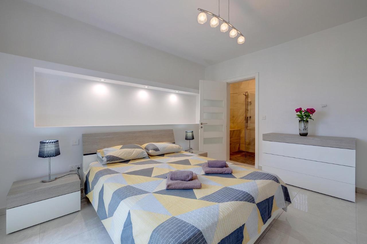 Spacious Apartment Steps To The Promenade Sliema Bagian luar foto