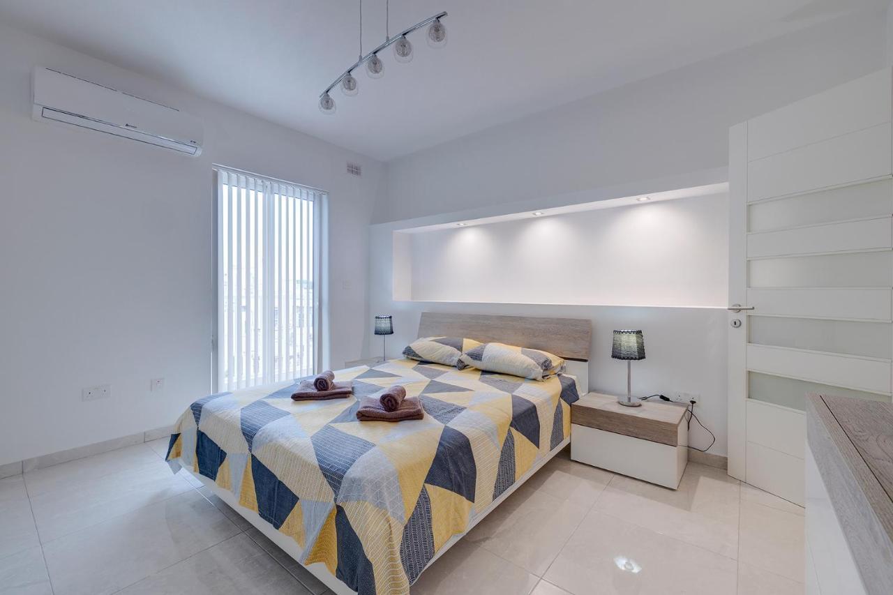 Spacious Apartment Steps To The Promenade Sliema Bagian luar foto