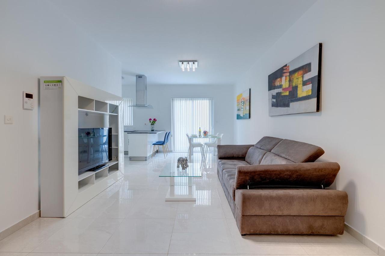 Spacious Apartment Steps To The Promenade Sliema Bagian luar foto